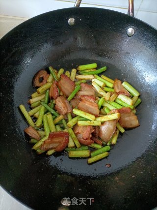 腊肉炒蒜苔的做法步调：7