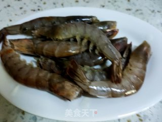 黄瓜辣子炒青虾的做法步调：1