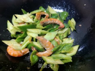 黄瓜辣子炒青虾的做法步调：5