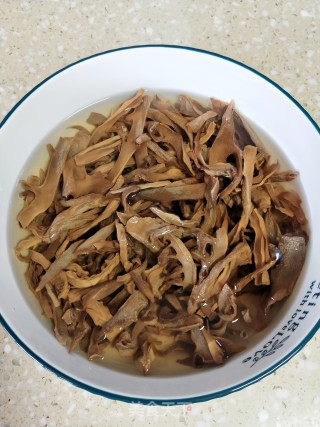 笋干酸菜炖肉的做法步调：2