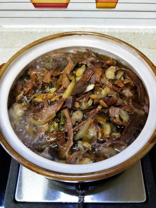 笋干酸菜炖肉的做法步调：18