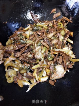 笋干酸菜炖肉的做法步调：16