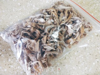 笋干酸菜炖肉的做法步调：1