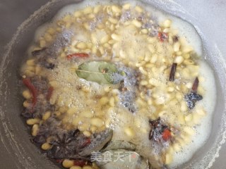 五喷鼻黄豆的做法步调：3