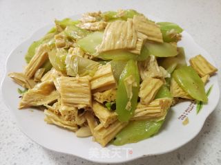 莴笋炒腐竹的做法步调：5