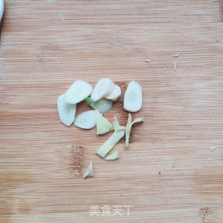 蒜薹炒虾仁的做法步调：2