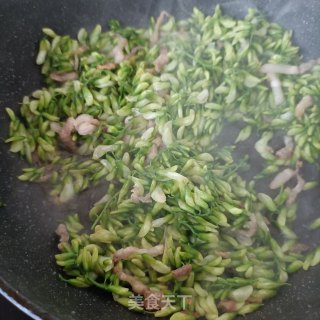 五花肉炒槐花的做法步调：8