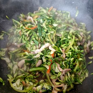 五花肉炒槐花的做法步调：12