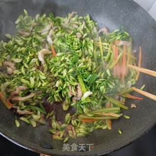 五花肉炒槐花的做法步调：11