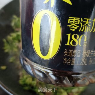 五花肉炒槐花的做法步调：9