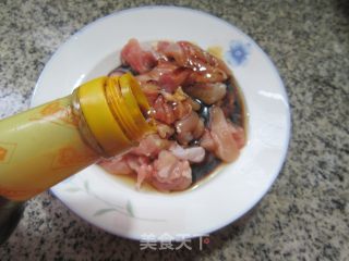 鸡腿肉炒夜着花的做法步调：4