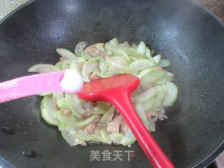 鸡腿肉炒夜着花的做法步调：13