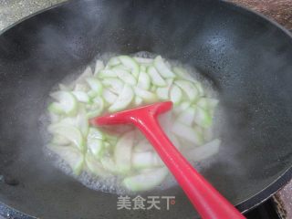 鸡腿肉炒夜着花的做法步调：11