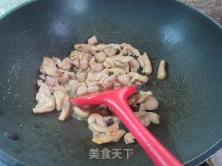 鸡腿肉炒夜着花的做法步调：9