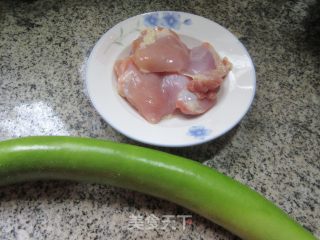 鸡腿肉炒夜着花的做法步调：1