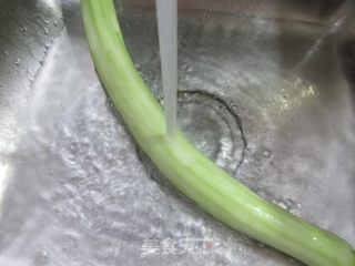 鸡腿肉炒夜着花的做法步调：7