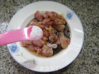 鸡腿肉炒夜着花的做法步调：5