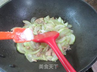 鸡腿肉炒夜着花的做法步调：14