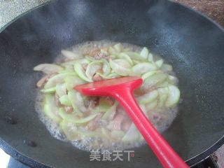鸡腿肉炒夜着花的做法步调：12