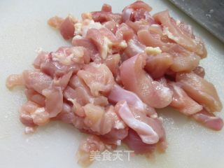 鸡腿肉炒夜着花的做法步调：2