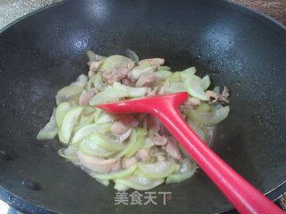 鸡腿肉炒夜着花的做法步调：15