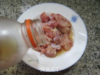 鸡腿肉炒夜着花的做法步调：3