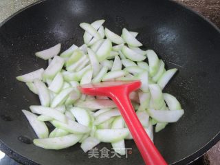 鸡腿肉炒夜着花的做法步调：10
