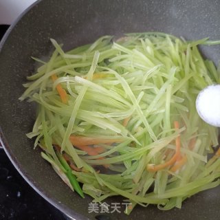 莴苣丝炒章鱼腿的做法步调：11
