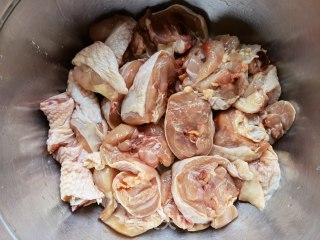 糯玉米土豆炖鸡腿的做法步调：1
