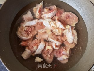 糯玉米土豆炖鸡腿的做法步调：2