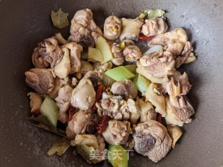 糯玉米土豆炖鸡腿的做法步调：8