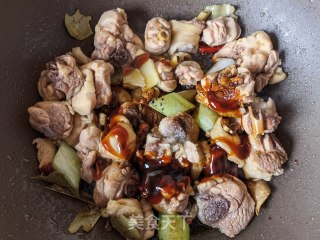 糯玉米土豆炖鸡腿的做法步调：9