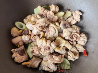 糯玉米土豆炖鸡腿的做法步调：7