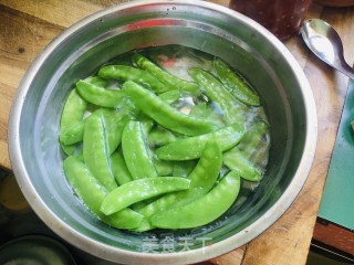 蒜喷鼻荷兰豆的做法步调：3