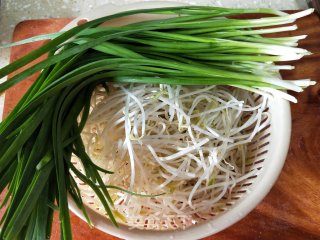 韭菜炒芽菜的做法步调：1