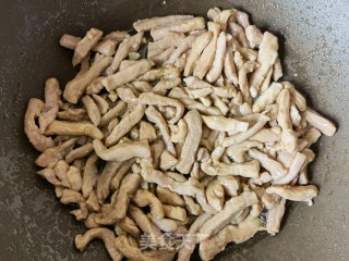蒜苔木耳炒肉丝的做法步调：9