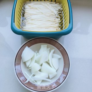 黄花鱼烧金针菇的做法步调：3