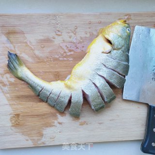 黄花鱼烧金针菇的做法步调：2