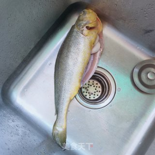 黄花鱼烧金针菇的做法步调：1