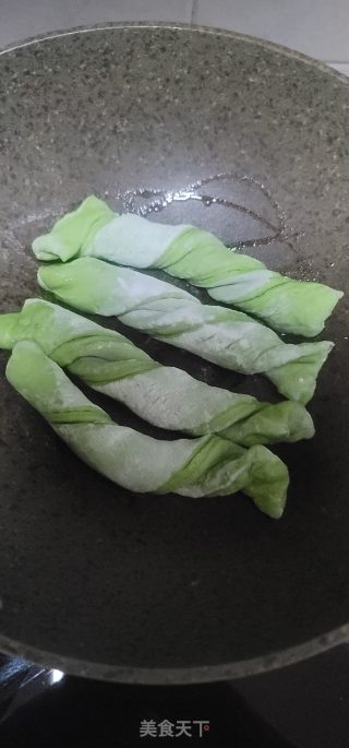 喷鼻煎艾草卷的做法步调：11