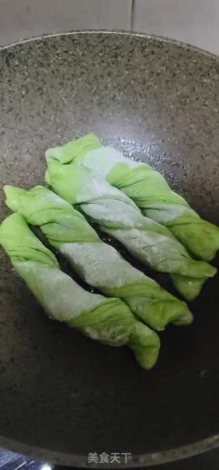 喷鼻煎艾草卷的做法步调：12