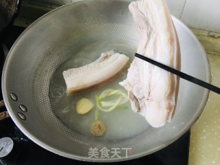 莲斑白回锅肉的做法步调：1