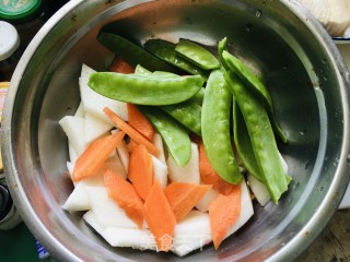 山药炒荷兰豆的做法步调：1