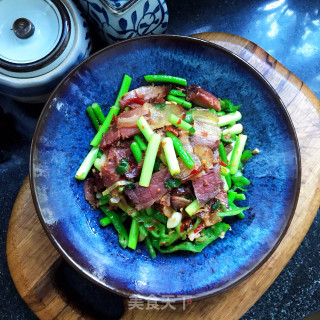 蒜苔青椒炒腊肉的做法步调：10
