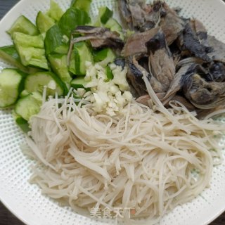 黄瓜金针菇拌黑鸡腿的做法步调：9