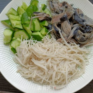 黄瓜金针菇拌黑鸡腿的做法步调：7