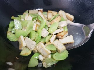 莴笋炒豆腐的做法步调：4