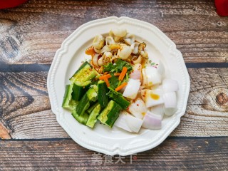 荷兰黄瓜洋葱拌鲍鱼的做法步调：11