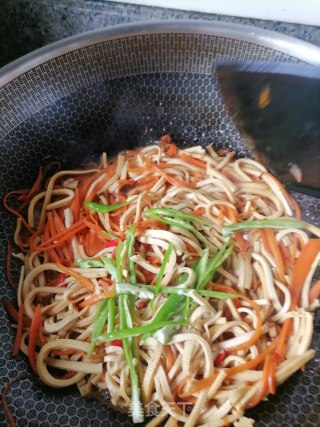 胡萝卜炒豆皮的做法步调：5