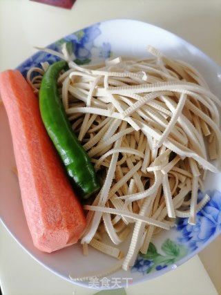 胡萝卜炒豆皮的做法步调：1